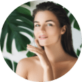 A woman with clear skin thanks to cometic dermatology services.