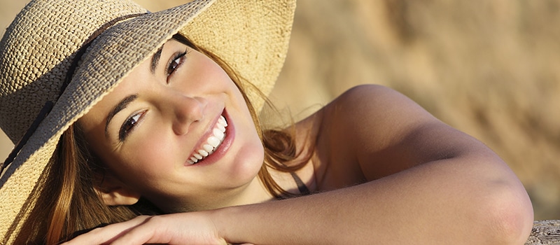 17 woman with sun hat